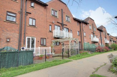 Property on Gillyon Close, HU17 0TW