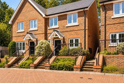 Property on GU10 4DT