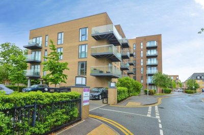 Property on Station Road, WD6 1BS
