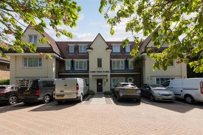 Property on Blagdens Lane, N14 6DG